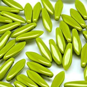 30ks České skleněné mačkané korálky jazýčky 5x16mm sytá olivově zelená