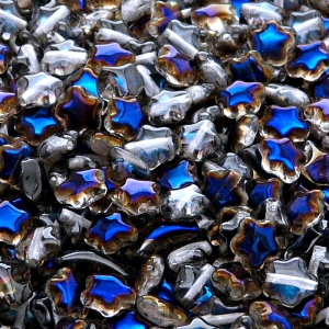 40ks České skleněné mačkané korálky hvězdička 6mm čirá/ azuro polopokov