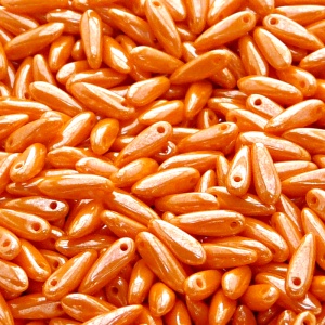 50ks České skleněné mačkané korálky jazýčky 3x11mm sytá oranžová/ bílý listr