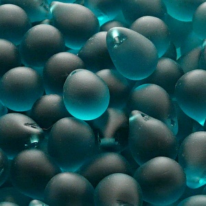 10ks České skleněné mačkané korálky kapky 10x14mm zelená akva mat