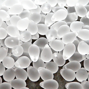 40ks České skleněné mačkané korálky kapky 6x9mm čirá mat