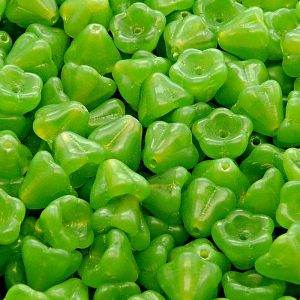 30ks České skleněné mačkané korálky zvonečky 6x8mm zelený opál