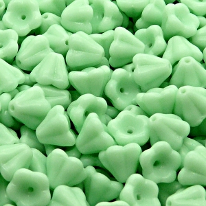 30ks České skleněné mačkané korálky zvonečky 6x8mm sytá mátově zelená