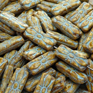 8ks České skleněné mačkané korálky obdelník 20x8mm bílá/ travertin se světle modrým zátěrem