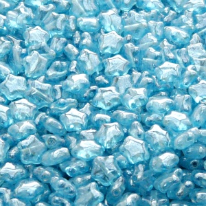 40ks České skleněné mačkané korálky hvězdička 6mm světlá akva/ bílý listr