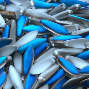 30ks České skleněné mačkané korálky jazýčky 5x16mm čirá/ azuro polopokov mat