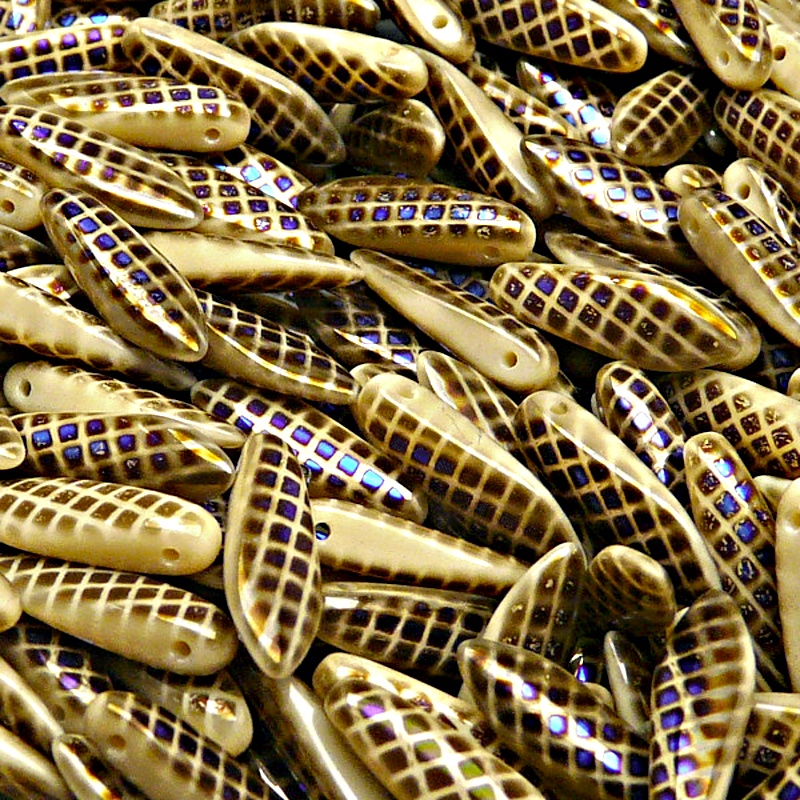 20ks České skleněné mačkané korálky jazýčky 5x16mm sytá béžová/ azuro malá mřížka oboustranná