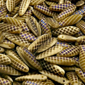 20ks České skleněné mačkané korálky jazýčky 5x16mm sytá béžová/ azuro malá mřížka mat oboustranná