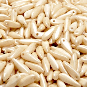 50ks České skleněné mačkané korálky jazýčky 3x11mm bílá/ béžový listr