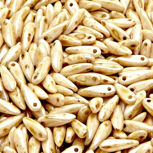 50ks České skleněné mačkané korálky jazýčky 3x11mm bílá/ jantarová lazura s listrem