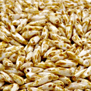 50ks České skleněné mačkané korálky jazýčky 3x11mm bílá/ travertin