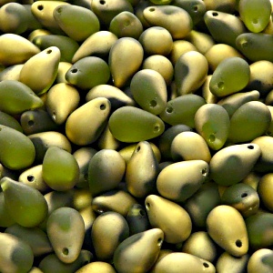 30ks České skleněné mačkané korálky kapky 6x9mm olivín/ zlato polopokov mat