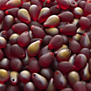 30ks České skleněné mačkané korálky kapky 6x9mm rubín/ valentinit polopokov mat